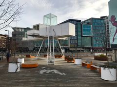 Parken er på ca 500 brutto m2. Tomten består av et treplatting med trær og benker.
