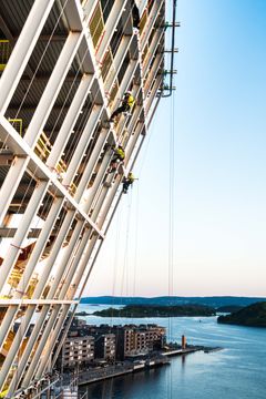 Sertifiserte fasadeklatrere på Oslos luftigste arbeidsplass. Foto: Thomas Horgen, Høyden AS.