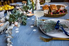 Nordmenn er glade i tradisjoner, og det er fortsatt ribbe og pinnekjøtt som er nordmenns favoritter på julaften. Det viser MatPrats nye juleundersøkelse. Foto: matprat.no