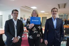SINTEF og Kongsberg Innovasjon vil fra nå av dele kontor på Kongsberg. Bildekreditering: Adam Tzur / SINTEF. F.v. Geir Håøy konsernsjef i Kongsberg gruppen, Silje Aschehoug administrerende direktør i SINTEF Manufacturing og Walter Qvam, styreleder i SINTEF