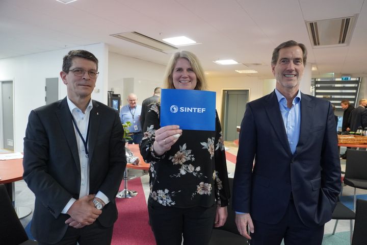 SINTEF og Kongsberg Innovasjon vil fra nå av dele kontor på Kongsberg. Bildekreditering: Adam Tzur / SINTEF. F.v. Geir Håøy konsernsjef i Kongsberg gruppen, Silje Aschehoug administrerende direktør i SINTEF Manufacturing og Walter Qvam, styreleder i SINTEF