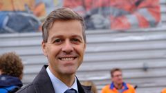 - Mange av veiene til og fra sjømatbedrifter langs kysten er fylkesveier i dårlig stand, spesielt vinterstid. Vi håper at denne tilskuddsordningen vil være til god hjelp i årene som kommer, sier samferdselsminister Knut Arild Hareide. Foto: Tor Livius Midtbø/SD