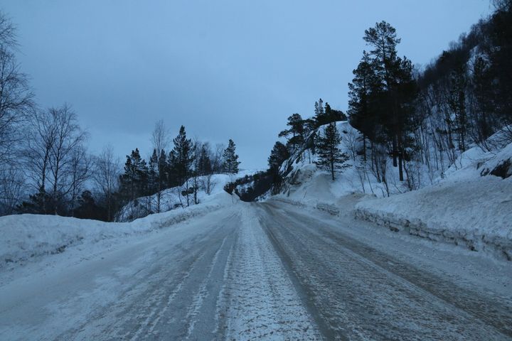 Det er fare for skred og glatte veger i Nordland og Sør-Troms, og Statens vegvesen ber bilistene være ekstra varsomme. Foto: Statens vegvesen