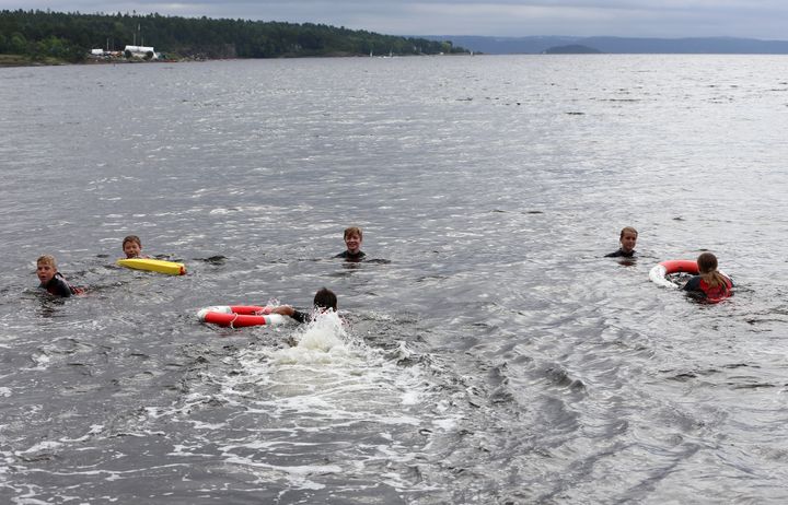 Utendørs opplæring i svømming, selvberging og livredning er et viktig drukningsforebyggende tiltak, mener Redningsselskapet. Her fra Redningsselskapets sommerskole i Oslo.