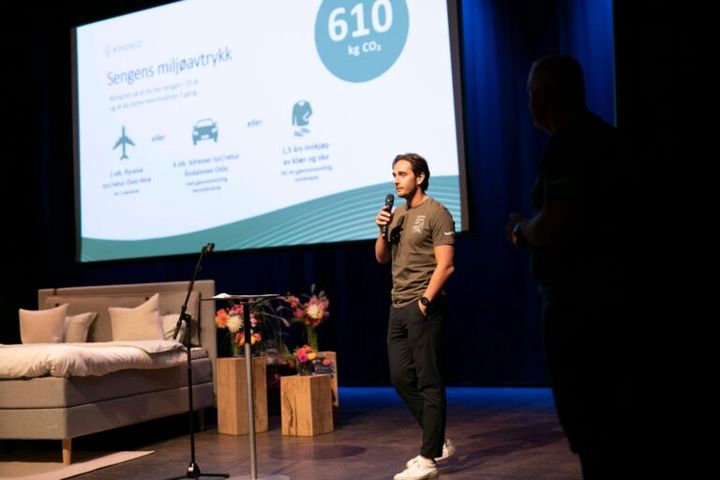 Forsker Mathias Irgens i SINTEF presenterer  resultatene fra livsløpsanalysen på konferansen  «Fremtidens søvn» i Åndalsnes.  Foto: SINTEF