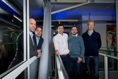 Med 16 millioner i frisk kapital skal denne gjengen kommersialisere en unik mikrofon og det de håper skal bli en "gamechanger" i markedet for talegjenkjenning og stemmestyring. Fra venstre: Sverre Dale Moen, John Torvik, Matthieu Lacolle, Jakob Vennerød og Hans Jørgen Bang. Foto: SINTEF / Gorm K. Gaare