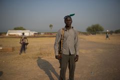 SPLA-soldat Jacob Mamor (20) sier han har sett 12-åringer med våpen i Sør-Sudan. (Foto: Phil Moore/Plan)