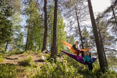 HENGEKØYA: Tursøstre gjennomførte 52 turer på 52 uker i 2016 - mange av dem i hengekøyer i nærmiljøet. Foto: Johnny Vaet Nordskog / Norsk Friluftsliv