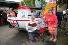Elias-pappa, Alf Knutsen, fikk seg en real overraskelse når han døpte en Eliasbåt i sitt eget navn.