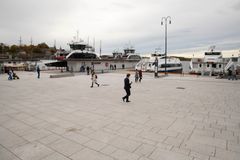 Oppgradert hurtigbåtkai. Oslo Havn har oppgradert Rådhusbrygge 5 foran rådhuset for Ruters hurtigbåter til Slemmestad. Nytt dekket foran kaia er lagt lik dekket på rådhusplassen som gir et helhetlig uttrykk. Kaia er tilrettelagt for fremtidig lading av hurtigbåtene.  Foto H. K. Riise