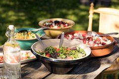 Sommersalater er lettvint, sunt og smaker nydelig. Og den kan gjerne tilberedes utendørs.