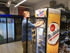 Munkholmsjef Pål Strutz fra Ringnes, sørger for at det er kald alkoholfritt i kjøleskapene. Foto: Ringnes.