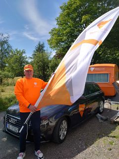 Med flagg og bil: Godt utstyrt og lett gjenkjennelig reiser Per Morten Bjørnstad Norge på langs. Tut om du møter ham!