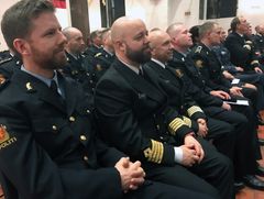 (Nr to f.v.) Skipsfører Lars-Petter Helminsen og maskinsjef Helge Reppe på medaljeseremonien på Akershus festning.