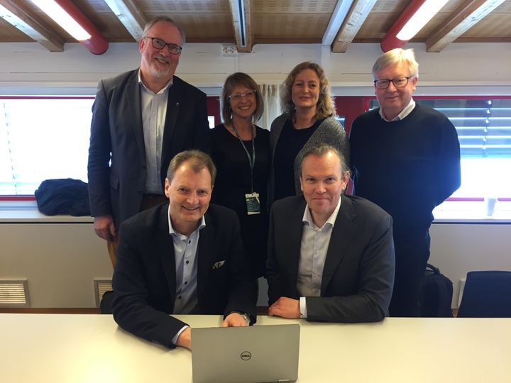Bak til venstre: Per Kristian Lunden (IKS-ansvarlig), Solfrid Førland (Prosjektleder Nye Veier), Elisabeth Osmark Herstad (ass. prosjektleder Rambøll) og Olav Schou Knutsen (Prosjektleder Asplan Viak). Foran til venstre: Øyvind Mork (adm.dir. Asplan Viak)og Finn Aasmund Hobbesland (direktør Nye Veier).