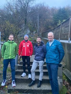 Foto: Representantene fra Ironman ble vist fram Hanatrappene en tidlig morgen av vara-ordfører Pål-Morten Borgli og Bjarte M. Eikås fra Stavanger Triathlonklubb.