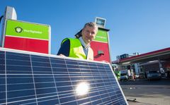 FØRSTE GANG PÅ STASJON. Miljøsjef Stein Lorentzen sier at det nye solcelleanlegget på Circle K Økern kommer til å dekke om lag 10 prosent av stasjonens strømforbruk. Illustrasjonsfoto: Johnny Syversen