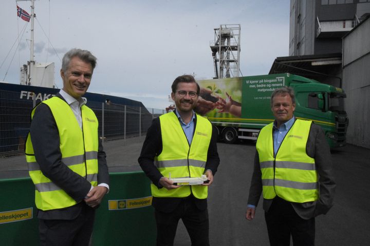 Fra venstre: Halfdan Blytt, direktør produksjon og vareforsyning, Felleskjøpet Agri, klima- og miljøminister Sveinung Rotevatn og Per Brevik, direktør for bærekraft i HeidelbergCement.