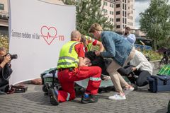 Sammen redder vi liv - pårørende og ambulansepersonell - Foto Thomas Brun / NTB scanpix