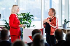 Programleder Mette Fossum i samtale med leder for AI-bedriften Iris.ai. Foto: Kilian Munch / Innovasjon Norge