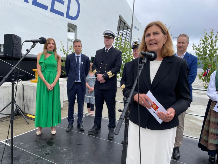 Director of NPRA Ingrid Dahl Hovland, flanked by minister of transport Jon-Ivar Nygård (right) and Director General of Shipping and Navigation Knut Arild Hareide (second from left). Godmother Thina Margrethe Saltvedt on the far left. Photo: Lars Olve Hesjedal, NPRA