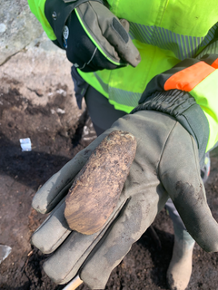 Arkeologene fant tre steinalderøkser på rappen under utgraving i Hå kommune. Foto Arkeologisk mueum, UiS
