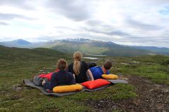 Det forventes at tusenvis av mennesker vil sove ute på "Natt i naturen" lørdag 3. september - organisasjonen Norsk Friluftsliv inviterer hele Norge til å bli med, i anledning Friluftslivets uke. Foto: Jonas Svensson