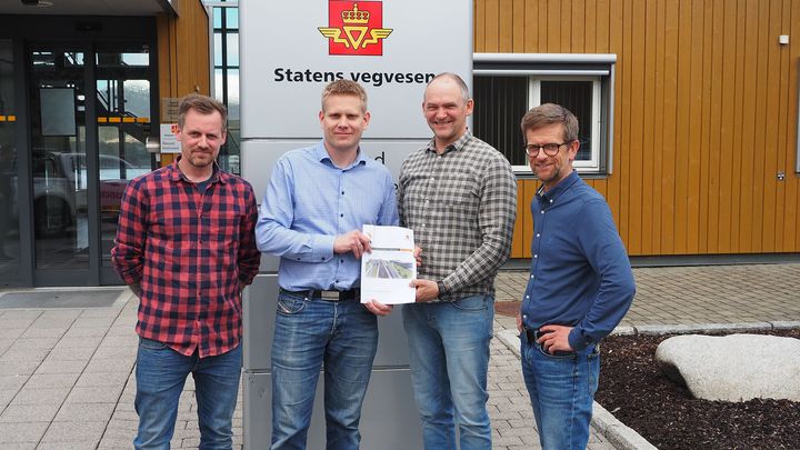 Vasto Anlegg AS er svært fornøyde med å få ansvaret for et nytt prosjekt i Bypakke Ålesund. Fv: Sindre Witsø (prosjektleder i Vasto Anlegg), Stein-Ove Riksheim (daglig leder i Vasto Anlegg), Ove Nesje (prosjektdirektør i Statens vegvesen) og Ole Kristian Birkeland (prosjektleder i Statens vegvesen). Foto: Bypakke Ålesund