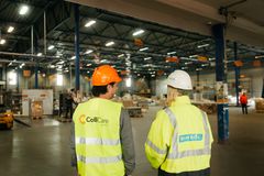 Rehub er opptatt av at kundene skal slippe å tenke på logistikken, og oppleve transport og tilhørende tjenester som en naturlig del av vår tjeneste. Jon Marsteintrædet, HMS-manager Collicare og Linn Helland, Rehub, Foto: Rambøll