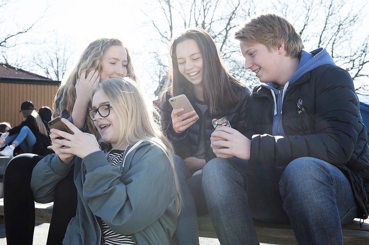 Dobbelt så mange 16-17-åringer gir andre tilgang til sine passord på sosiale medier sammenlignet med gruppen over 18 år. Foto Medietilsynet