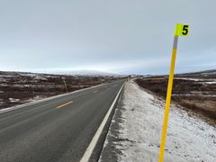 Gir fluorescerende brøytestikker bedre synlighet når uværet herjer på fjellovergangene? Foto: Statens vegvesen.