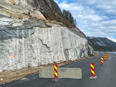 Statens vegvesen har oppdaga rørsler i eit fjellparti langs rv. 41 ved Mjågeto og derfor stengd riksvegen. No skal rørslene i fjellet undersøkjast grundig.