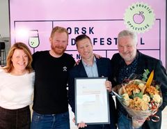 Leder for Innovasjon Norge Vestland Nina Brock Mathiesen, Leder for Siderklynga Kjetil Widding, Styreleder i Siderklynga Asbjørn Børsheim og Olav Bleie i Alde Sider AS.