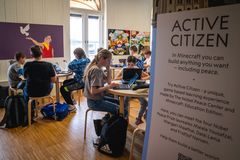 Elever fra Sørli skole spiller Active Citizen under sitt besøk ved Nobels Fredssenter.