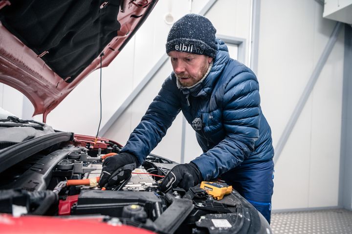 ─Det er større sjanse for å få start på en elbil enn en fossilbil, når det er så kaldt som i denne testen, sier testansvarlig Ståle Frydenlund. Elbilenes 12V-batterier trenger ikke levere til gløding og startmotor som skal trekke i gang en dieselmotor. (foto: Jamieson Pothecary).