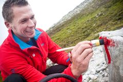 Mange gir av sin fritid til leirer, festivaler og idrettsstevner som arrangeres i løpet av sommeren. Her på dugnad for DNT. Foto: Sindre Thoresen Lønnes /DNT