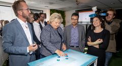 Statsminister Erna Solberg fikk denne høsten teste fasilitetene i klyngens nye samarbeidslaboratorium, CoLab.