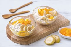 Kjøleskapsgrøt med cottage cheese, banan og appelsin. Foto: Brodogkorn.no