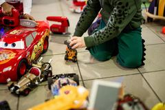 Slumstasjonen i Oslo deler ut leker til vinterferien 2020