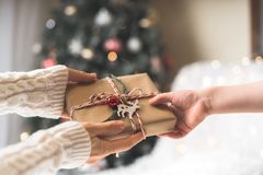 GIR BRUKT TIL JUL: Å gi brukt til jul blir stadig mer populært, viser en fersk undersøkelse FINN har gjort i samarbeid med Getty. (Foto: Getty Images).
