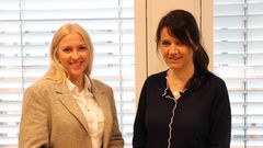 Fra v: Lill Sverresdatter Larsen i NSF og Anne-Kari Bratten i Arbeidsgiverforeningen Spekter. Foto: Spekter