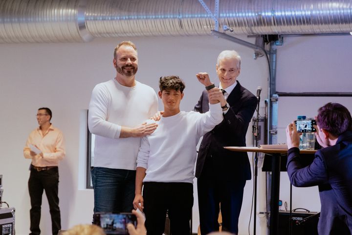 Daglig leder i Møller Medvind AS, Kurt Einarsson Ekerhaugen, sammen med Daniel Presterud Røvik og statsminister Jonas Gahr Støre.