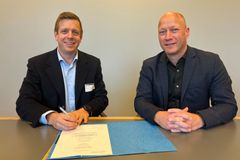 Agder Energi Nett har signert ny samarbeidsavtale med Otera Infra AS. Aslak Andersen, daglig leder i Otera Infra AS t.v. og Jan Erik Eldor, administrerende dirketør i Agder Energi Nett.