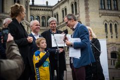 Generalsekretær i Frivillighet Norge Stian Slotterøy Johnsen overleverer frivillighetens krav om full momskompensasjon til Jan Tore Sanner fra Høyre, Kari Kjønaas Kjos fra FrP, Ola Elvestuen fra Venstre og Knut Arild Hareide fra KrF. (Foto: Birgitte Heneide, Frivillighet Norge)