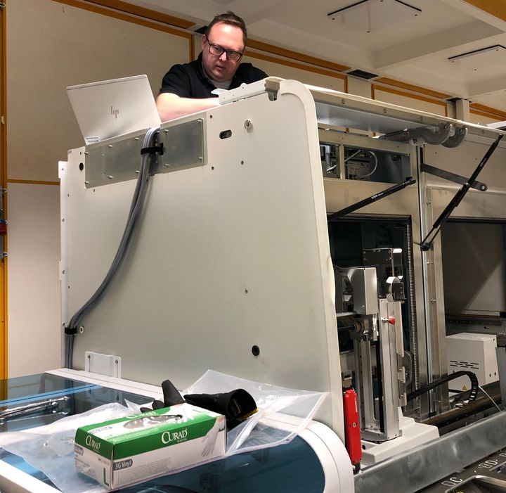 I mars monterte eksperter fra Roche Diagnostics Norge én av maskinene som har blitt brukt til å teste for koronaviruset i Norge. Nå lanserer selskapet to nye tester: en kombinasjonstest for SARS-CoV-2 og influensa A/B, og en antigentest for hurtig påvisning av SARS-CoV-2.  Foto: Roche.