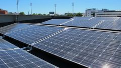 Bislett stadion ble i 2018 Norges første idrettsanlegg med solceller på taket. Nå har stadion også fått sitt eget anlegg for energilagring basert på gjenbrukte batterier fra kasserte elektriske biler. Foto: Frøydis Skattum/ Kultur- og idrettsbygg