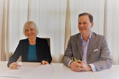 Unio-leder Ragnhild Lied og administrerende direktør i Nordea direct, Christer G Aanesen underskriver bankavtalen, som gjelder medlemmer og ansatte i Unios forbund.