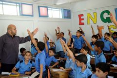Hva gjør UNRWA? En av aktivitetene til UNRWA er å drive skoler for palestinske flyktningbarn. Bildet viser første skoledag på en UNRWA-drevet gutteskole på Gazastripen. Foto: UN Photo/Shareef Sarhan