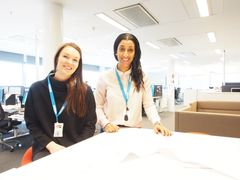 Miriam Dagnew (t.h) sammen med Margrete Wik Bårdsen. Margrete startet sin karriere i selskapet som sommervikar mens hun studerte for å bli byggingeniør. Nå er hun fast ansatt på andre året.