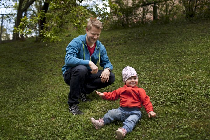Byggingeniør Anders Anker-Rasch er nå i pappaperm med datteren Ella, og feriespørsmålet handler ikke lenger bare om ham. - Det er jo nettopp de motiverte og ivrige som trenger ferieloven mest, sier han.